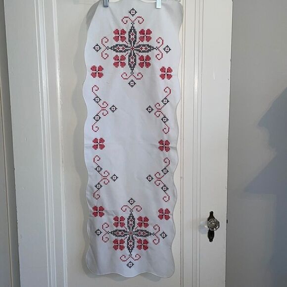 Vtg white table runner with black & red embroidery - Picture 1 of 5